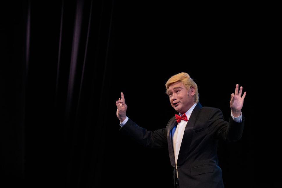 Donald Trump, personaj principal într-o operă cantoneză din Hong Kong. Liderul SUA se bate cu Zelenski în spectacolul de mare succes 989703