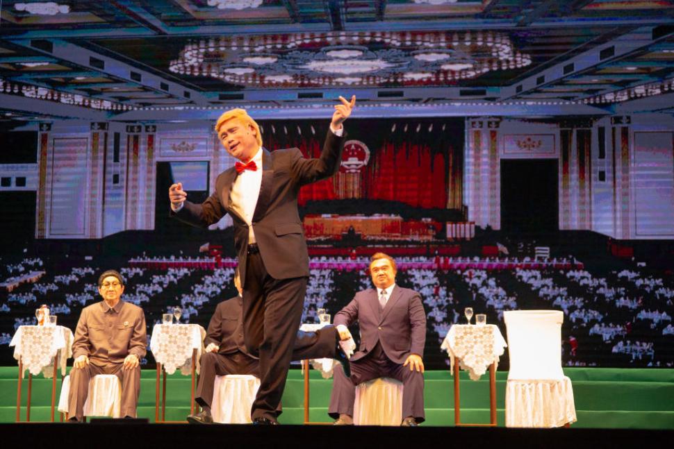 Donald Trump, personaj principal într-o operă cantoneză din Hong Kong. Liderul SUA se bate cu Zelenski în spectacolul de mare succes 989704