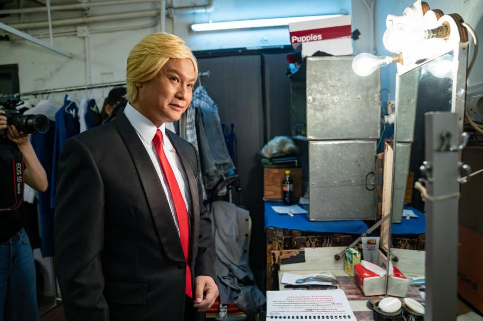 Donald Trump, personaj principal într-o operă cantoneză din Hong Kong. Liderul SUA se bate cu Zelenski în spectacolul de mare succes 989706