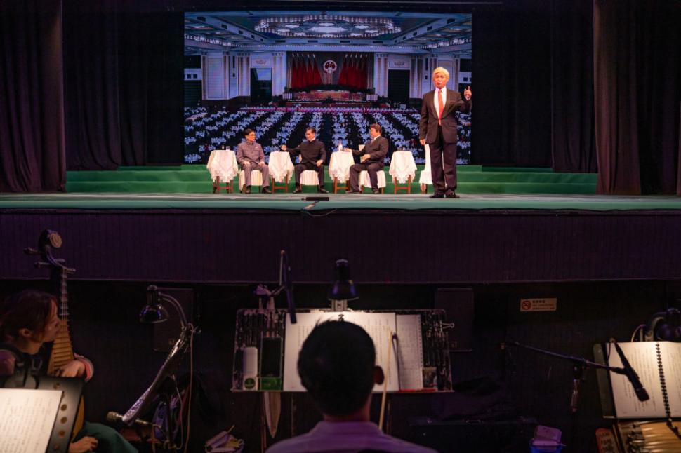 Donald Trump, personaj principal într-o operă cantoneză din Hong Kong. Liderul SUA se bate cu Zelenski în spectacolul de mare succes 989707