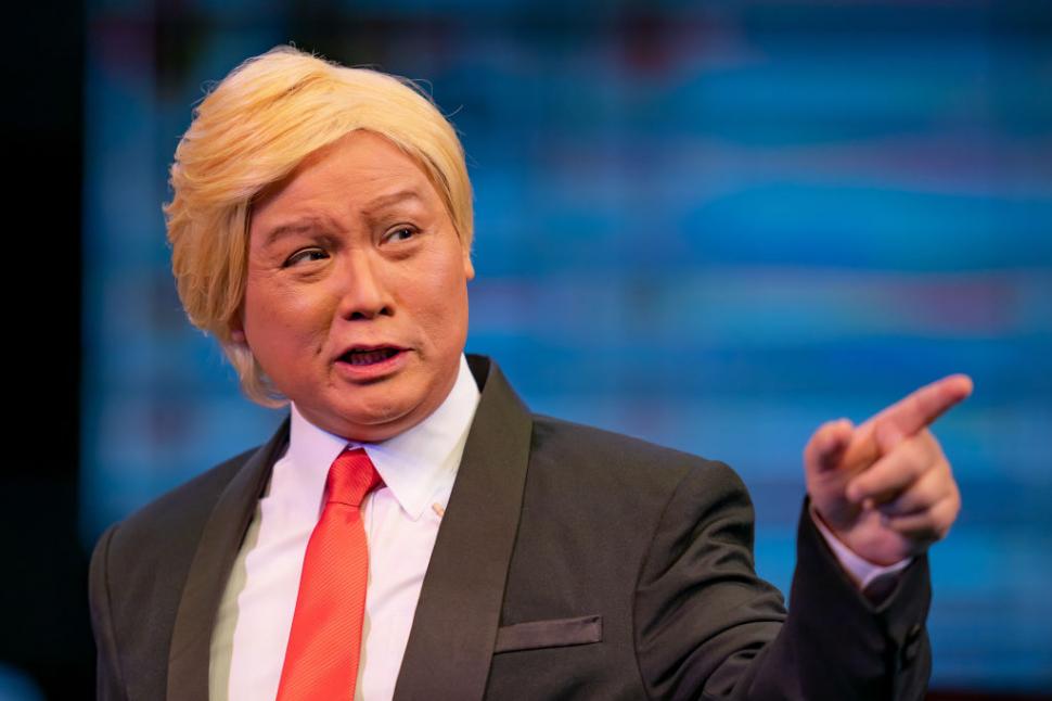 Donald Trump, personaj principal într-o operă cantoneză din Hong Kong. Liderul SUA se bate cu Zelenski în spectacolul de mare succes 989709