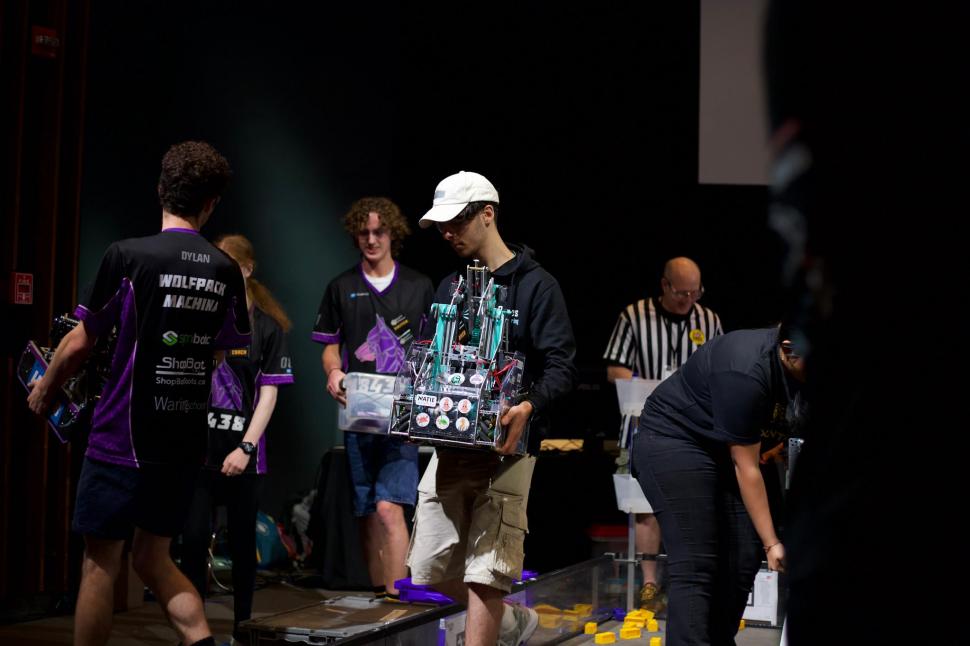 O echipă de liceeni din Pitești a învins giganții SUA și China la cel mai prestigios concurs de robotică din lume 989465