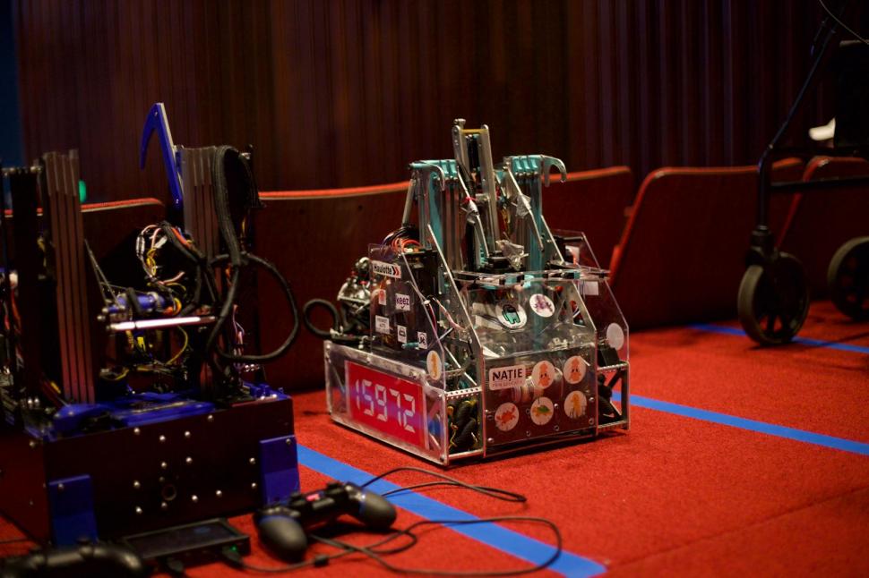 O echipă de liceeni din Pitești a învins giganții SUA și China la cel mai prestigios concurs de robotică din lume 989466