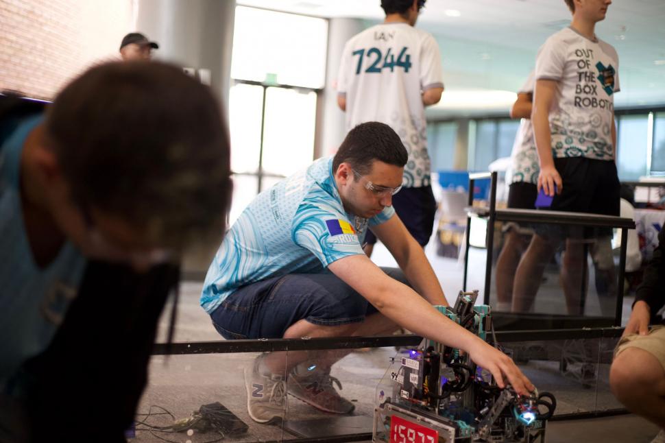 O echipă de liceeni din Pitești a învins giganții SUA și China la cel mai prestigios concurs de robotică din lume 989467