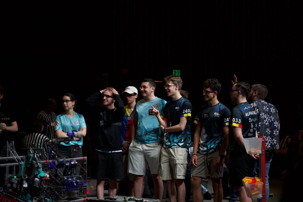 O echipă de liceeni din Pitești a învins giganții SUA și China la cel mai prestigios concurs de robotică din lume 989469