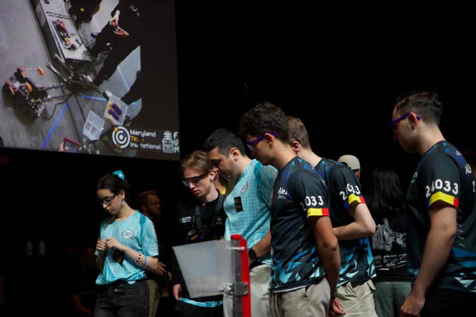 O echipă de liceeni din Pitești a învins giganții SUA și China la cel mai prestigios concurs de robotică din lume 989475