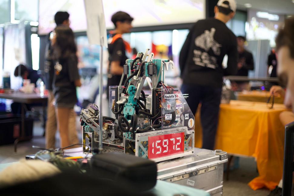 O echipă de liceeni din Pitești a învins giganții SUA și China la cel mai prestigios concurs de robotică din lume 989476