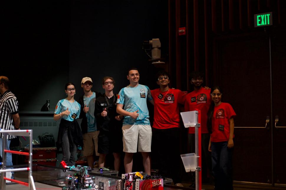 O echipă de liceeni din Pitești a învins giganții SUA și China la cel mai prestigios concurs de robotică din lume 989481