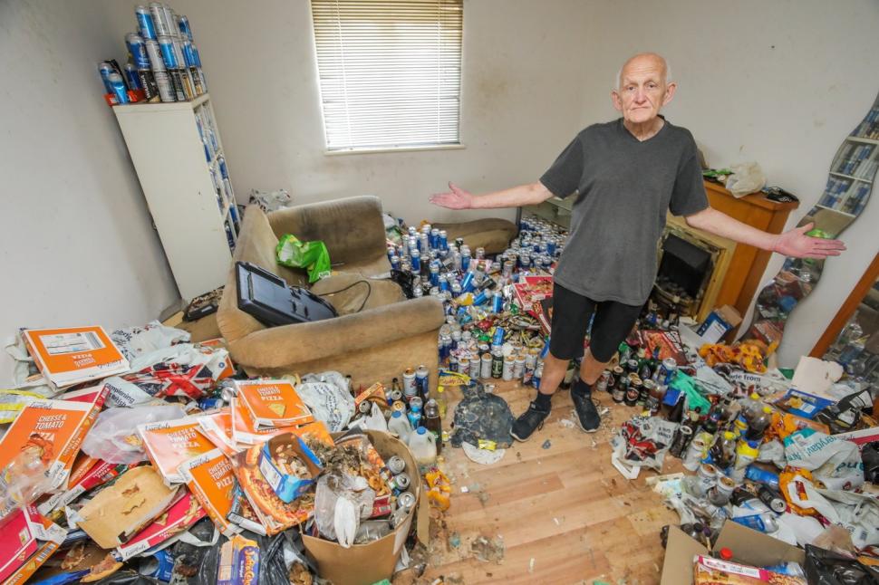 Un bărbat a lăsat un munte de 3.000 de doze de bere în apartamentul în care a stat cu chirie. Însă proprietarii au avut și un alt șoc 989753