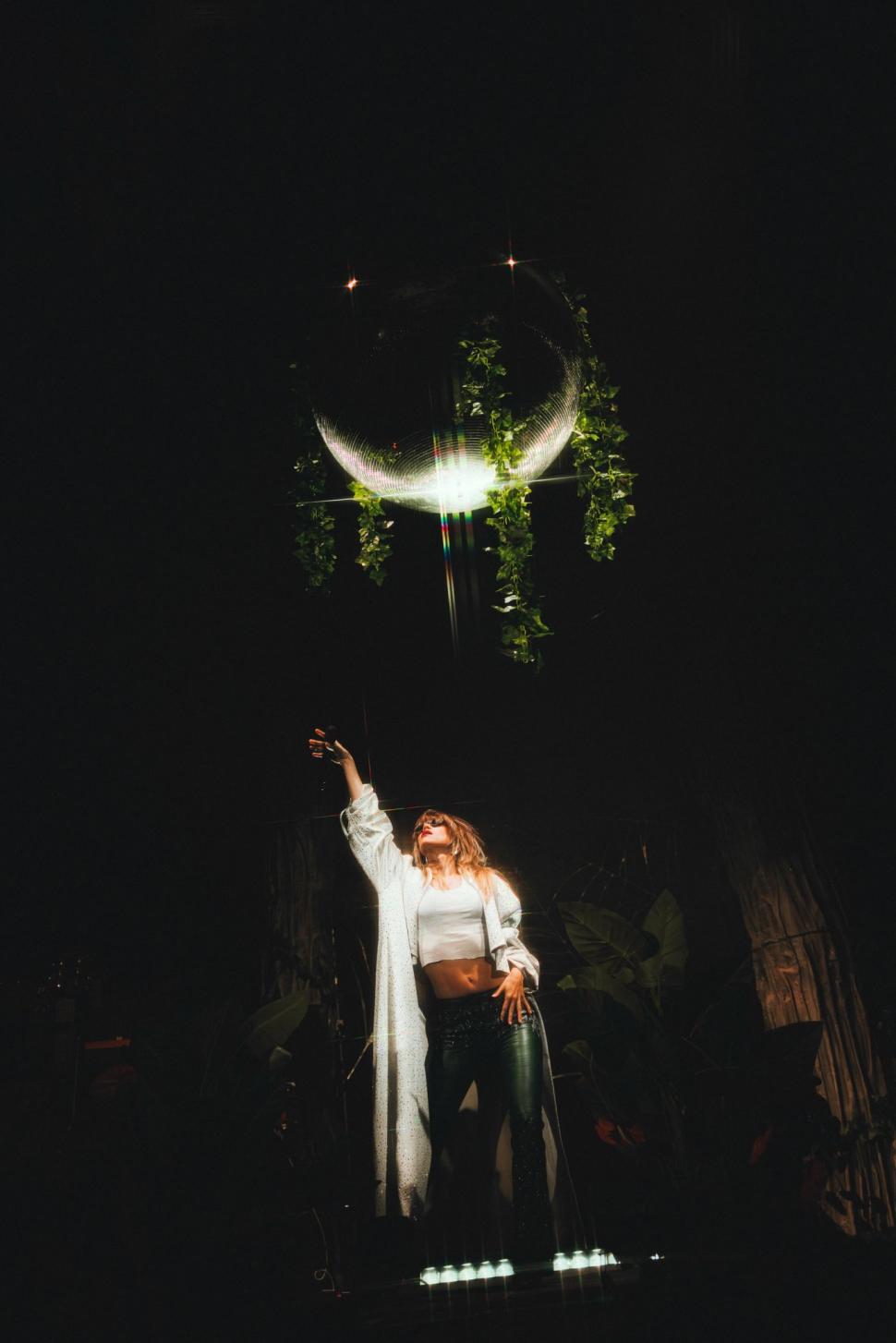 Cântăreața și actrița Suki Waterhouse a dezvăluit că a făcut hernie pentru că a purtat pantaloni prea strâmți 989911