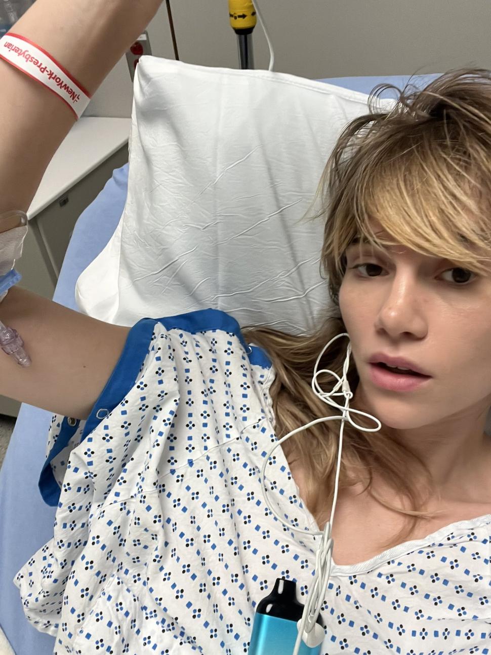 Cântăreața și actrița Suki Waterhouse a dezvăluit că a făcut hernie pentru că a purtat pantaloni prea strâmți 989913