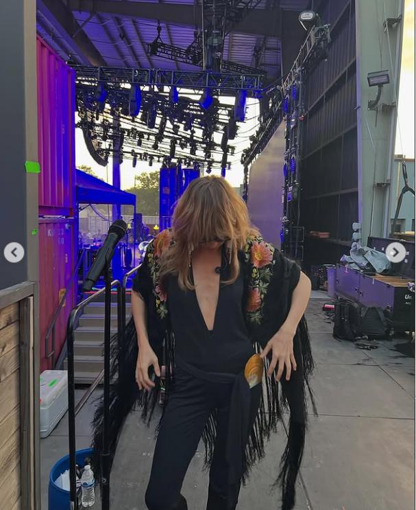 Cântăreața și actrița Suki Waterhouse a dezvăluit că a făcut hernie pentru că a purtat pantaloni prea strâmți 989915