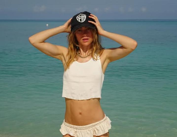 Cântăreața și actrița Suki Waterhouse a dezvăluit că a făcut hernie pentru că a purtat pantaloni prea strâmți 989920