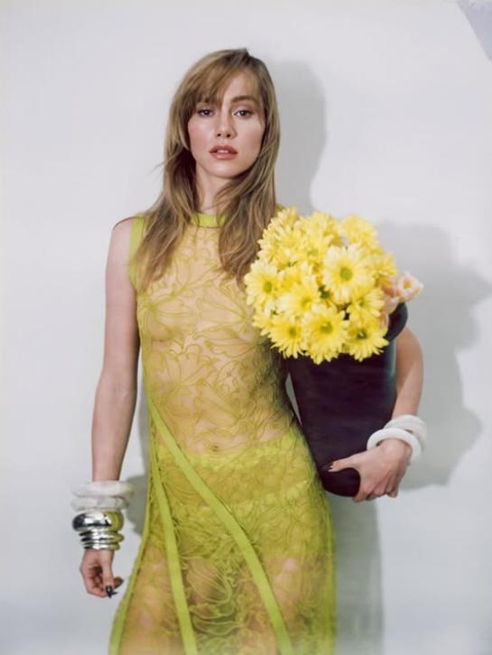 Cântăreața și actrița Suki Waterhouse a dezvăluit că a făcut hernie pentru că a purtat pantaloni prea strâmți 989923