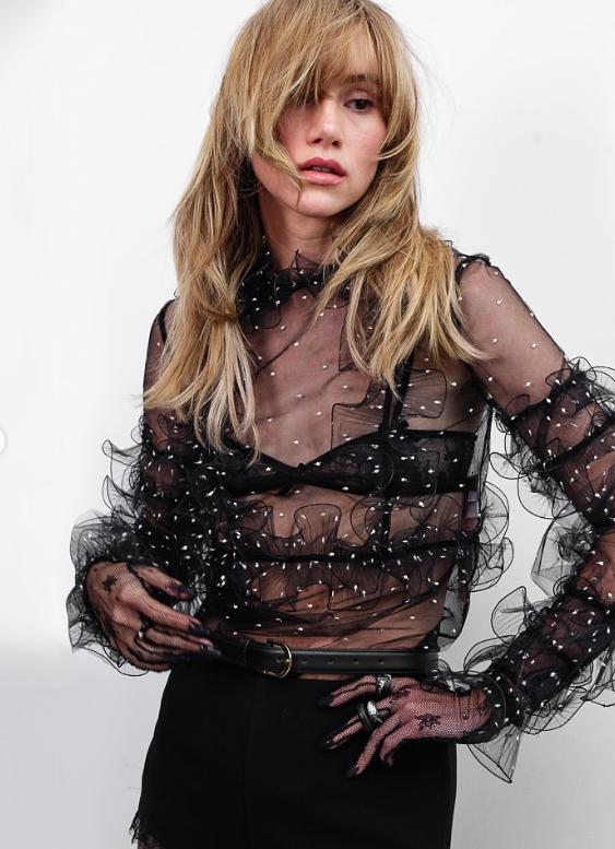 Cântăreața și actrița Suki Waterhouse a dezvăluit că a făcut hernie pentru că a purtat pantaloni prea strâmți 989925