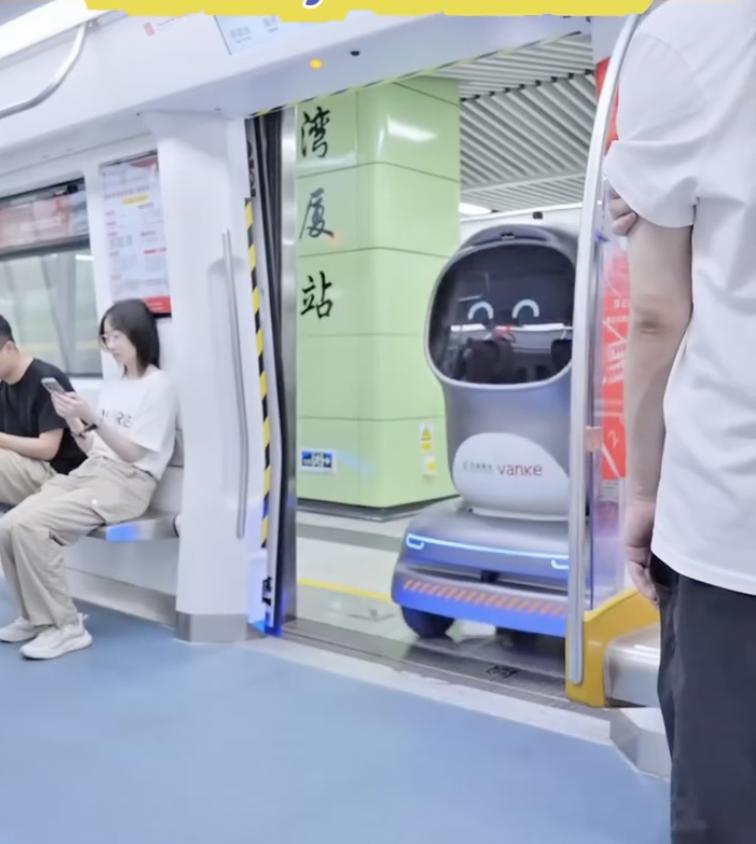 În China, roboții de livrare circulă cu metroul pentru a aproviziona magazinele. Cum arată „pinguinii” din Shenzhen care fac istorie 990236