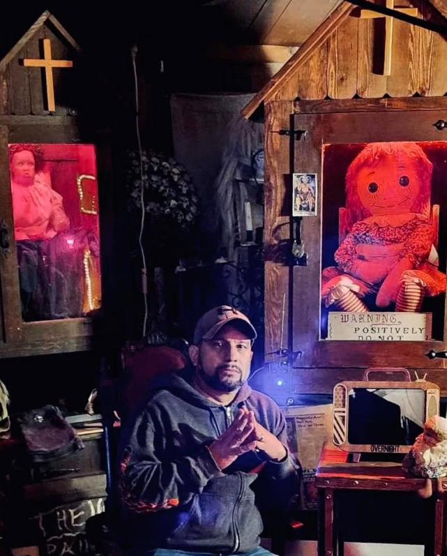 Moartea misterioasă a unui investigator paranormal care călătorea în SUA cu o păpușă „demonică posedată”, care ar provoca accidente 990053