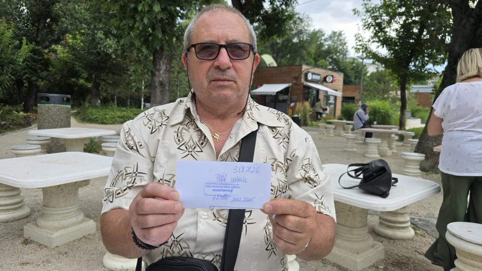 „Nu funcționează sistemul”. Cum sunt umiliți pensionarii care așteaptă luni de zile la Casele de Pensii să-și primească banii 989876