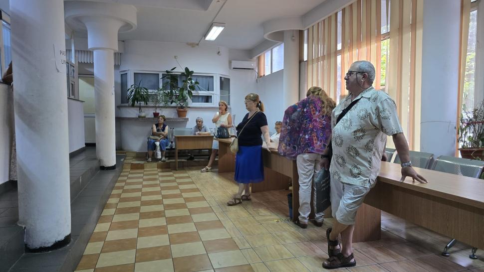 „Nu funcționează sistemul”. Cum sunt umiliți pensionarii care așteaptă luni de zile la Casele de Pensii să-și primească banii 989879