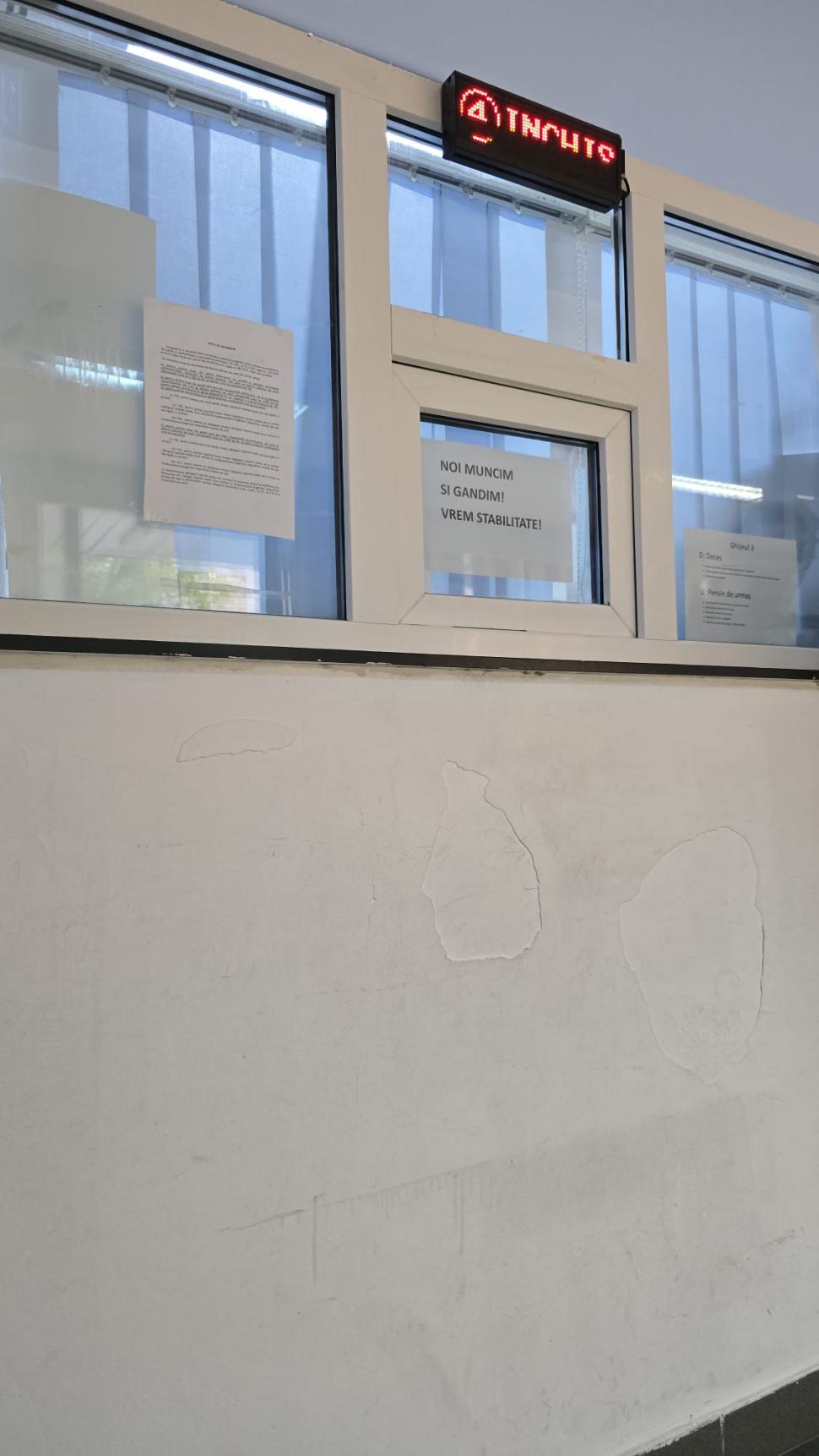 „Nu funcționează sistemul”. Cum sunt umiliți pensionarii care așteaptă luni de zile la Casele de Pensii să-și primească banii 989880