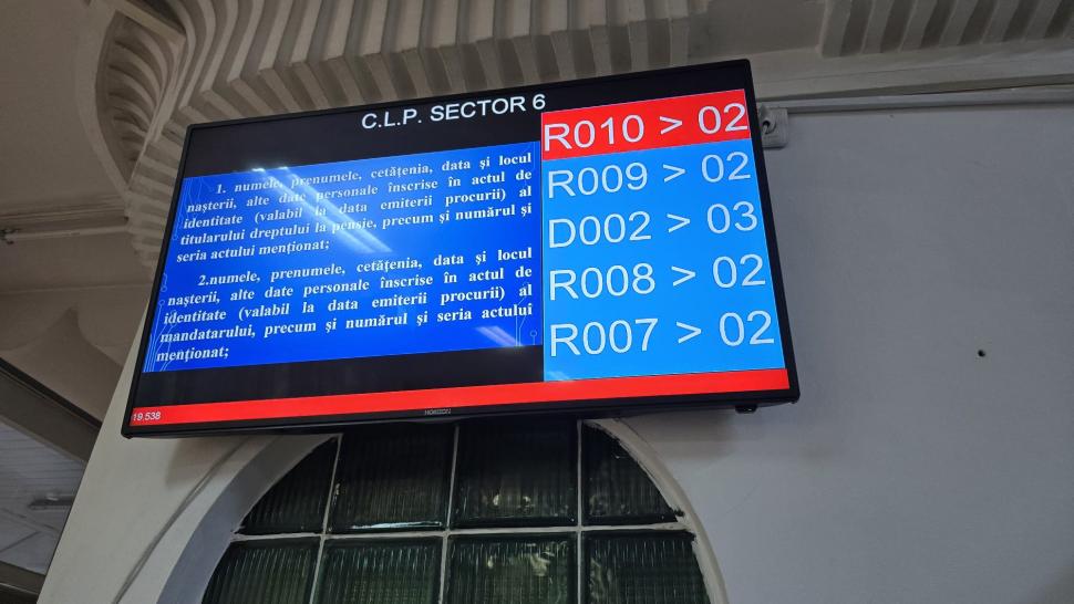 „Nu funcționează sistemul”. Cum sunt umiliți pensionarii care așteaptă luni de zile la Casele de Pensii să-și primească banii 989881