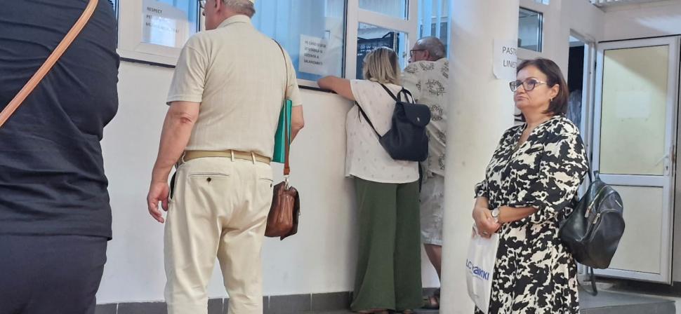 „Nu funcționează sistemul”. Cum sunt umiliți pensionarii care așteaptă luni de zile la Casele de Pensii să-și primească banii 989882