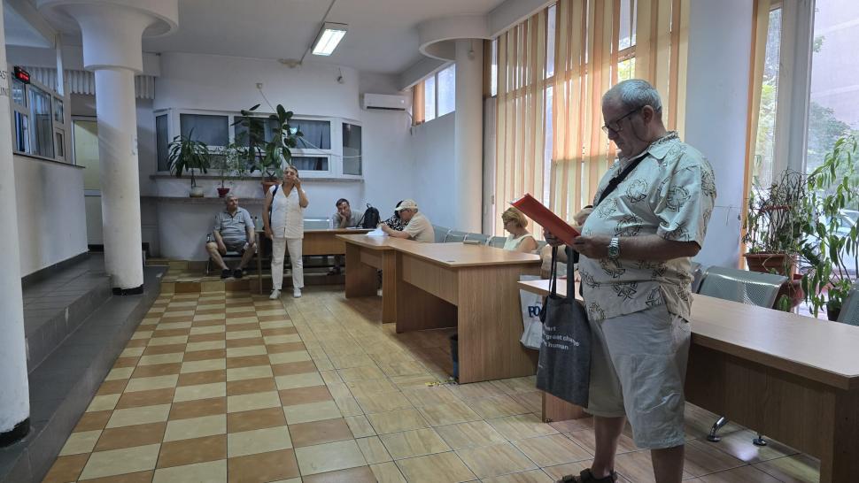 „Nu funcționează sistemul”. Cum sunt umiliți pensionarii care așteaptă luni de zile la Casele de Pensii să-și primească banii 989885