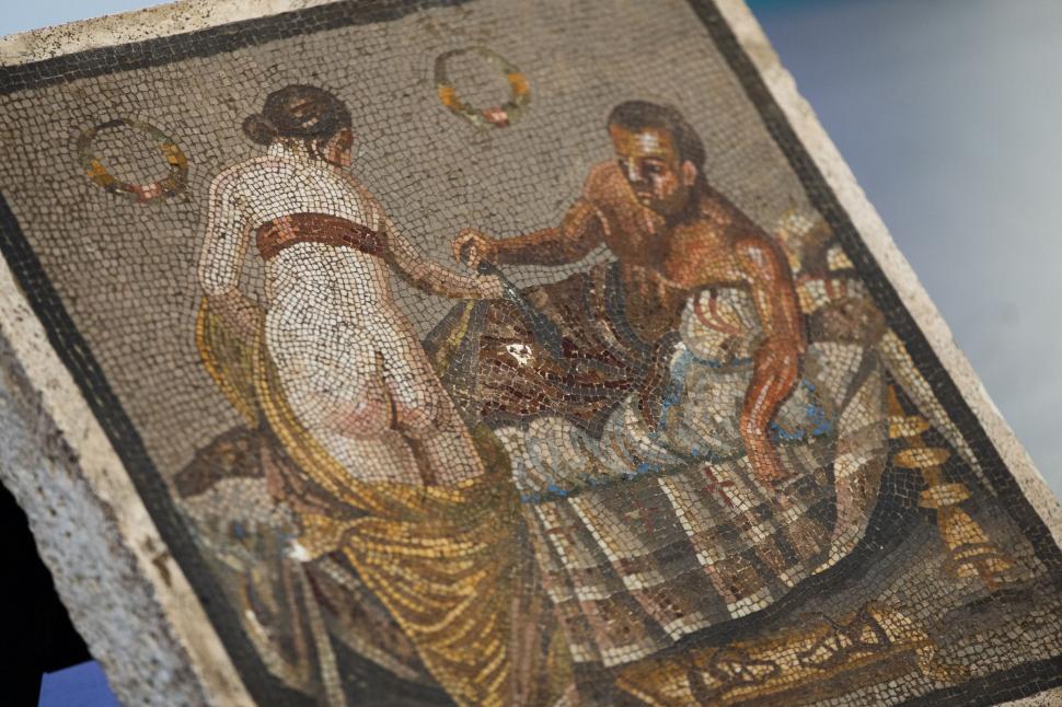 Un mozaic erotic furat în 1944 de trupele germane s-a întors, în sfârșit, la Pompei 990155