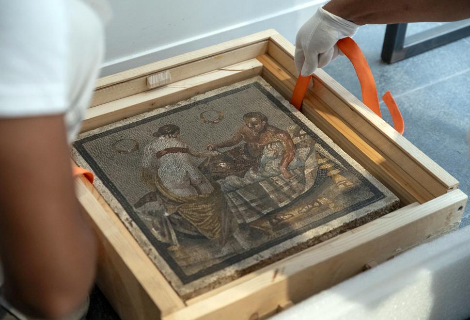 Un mozaic erotic furat în 1944 de trupele germane s-a întors, în sfârșit, la Pompei 990157