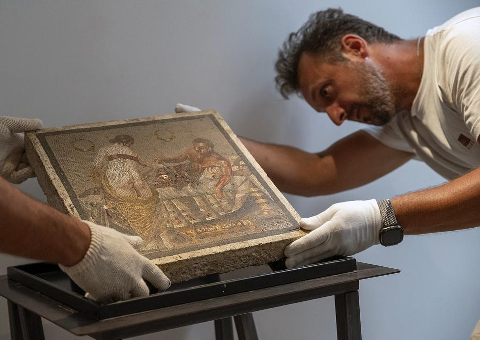 Un mozaic erotic furat în 1944 de trupele germane s-a întors, în sfârșit, la Pompei 990158