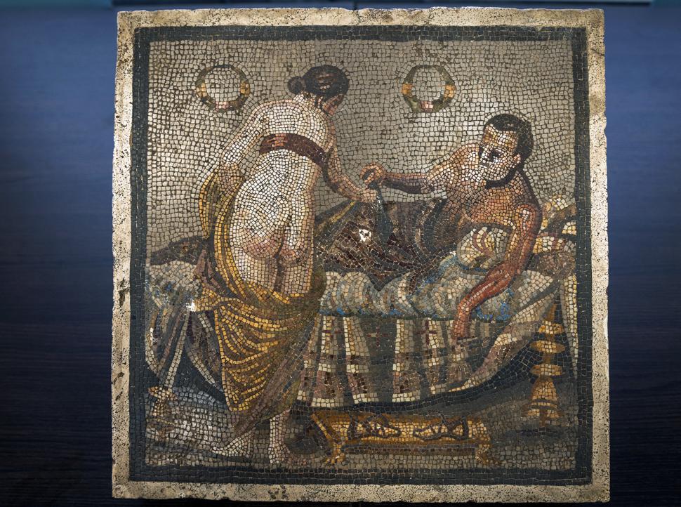 Un mozaic erotic furat în 1944 de trupele germane s-a întors, în sfârșit, la Pompei 990160
