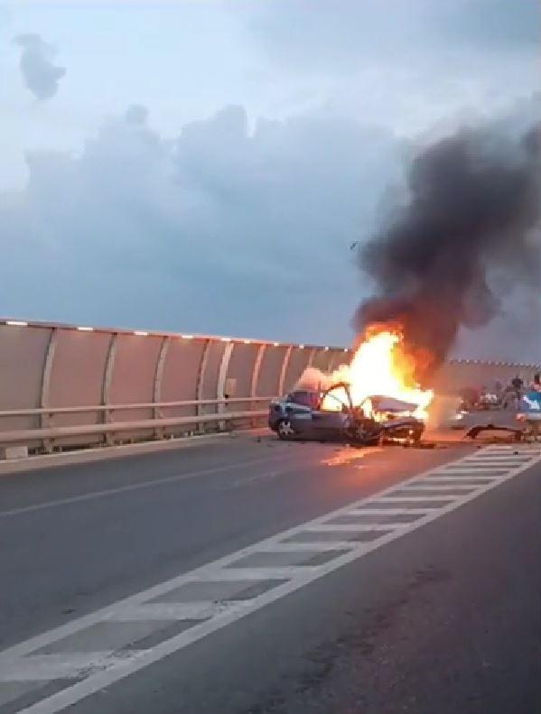 Accident grav în Constanţa din cauza alcoolului. O maşină a ars după ce şoferul a pierdut controlul şi s-a oprit în parapetul unui pod 990342