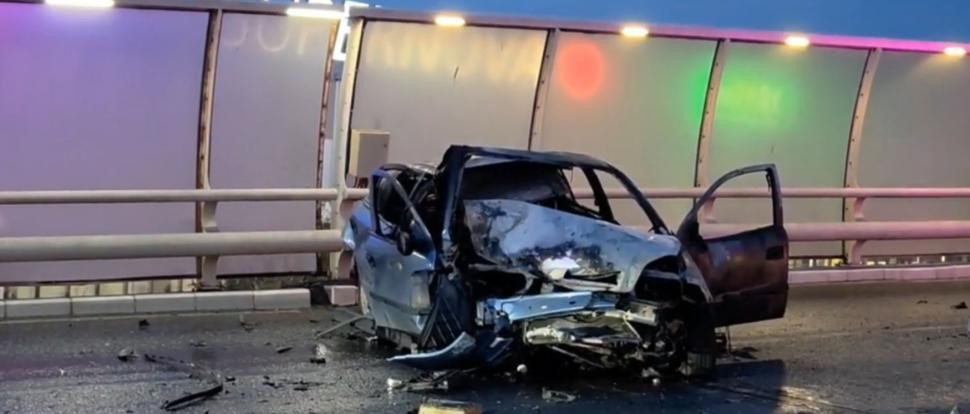 Accident grav în Constanţa din cauza alcoolului. O maşină a ars după ce şoferul a pierdut controlul şi s-a oprit în parapetul unui pod 990343