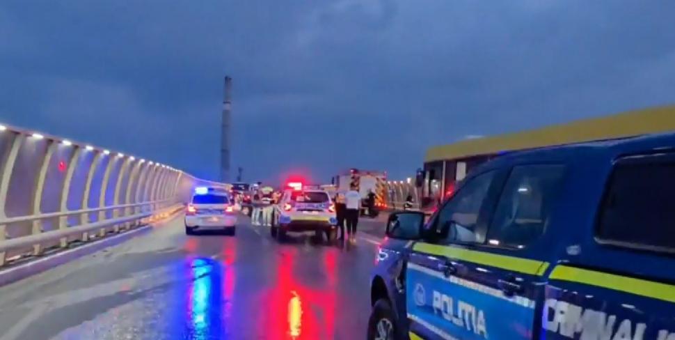 Accident grav în Constanţa din cauza alcoolului. O maşină a ars după ce şoferul a pierdut controlul şi s-a oprit în parapetul unui pod 990346
