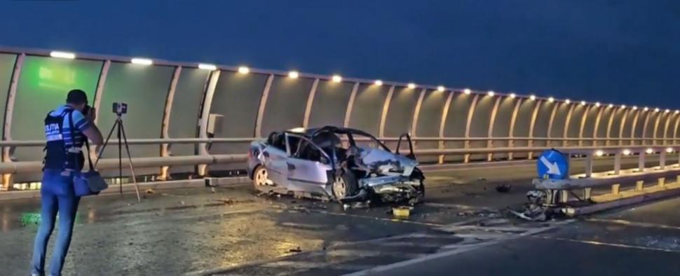 Accident grav în Constanţa din cauza alcoolului. O maşină a ars după ce şoferul a pierdut controlul şi s-a oprit în parapetul unui pod 990348