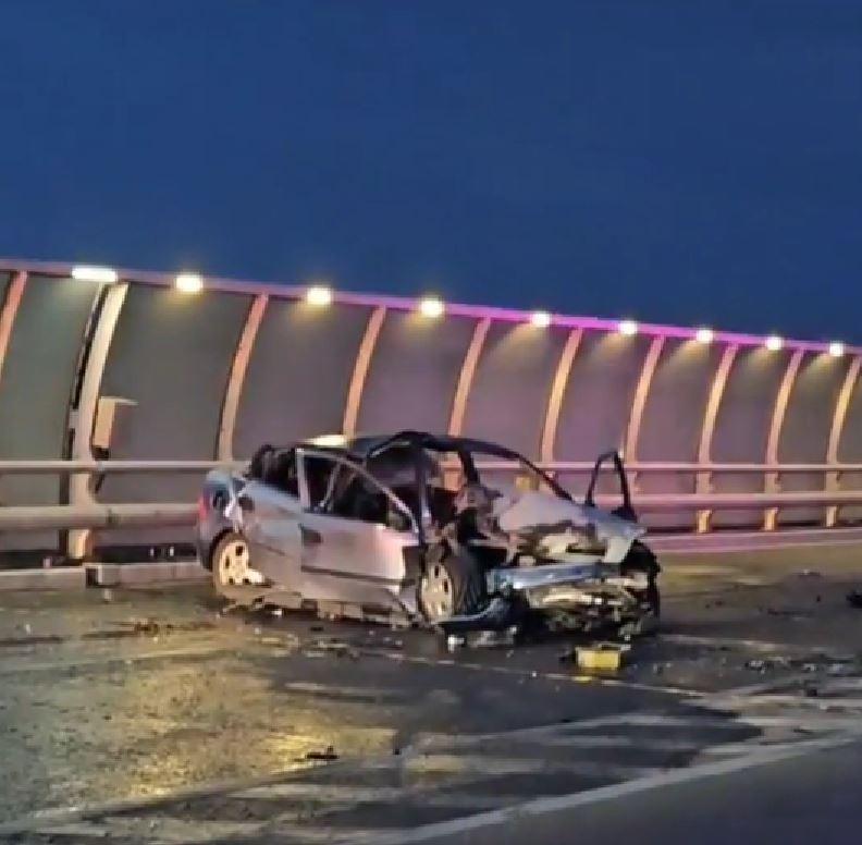 Accident grav în Constanţa din cauza alcoolului. O maşină a ars după ce şoferul a pierdut controlul şi s-a oprit în parapetul unui pod 990350
