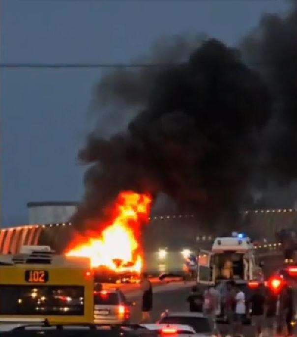 Accident grav în Constanţa din cauza alcoolului. O maşină a ars după ce şoferul a pierdut controlul şi s-a oprit în parapetul unui pod 990351