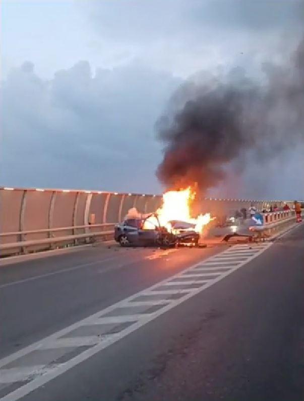 Accident grav în Constanţa din cauza alcoolului. O maşină a ars după ce şoferul a pierdut controlul şi s-a oprit în parapetul unui pod 990354