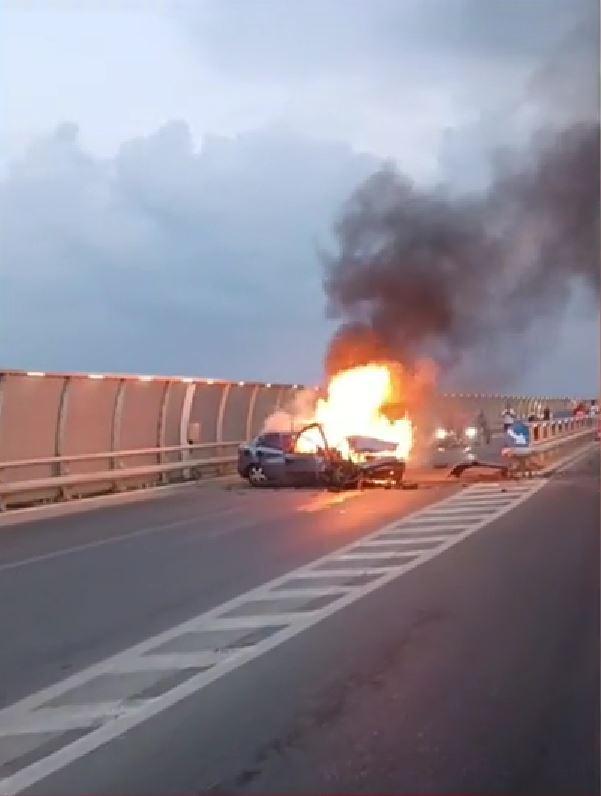 Accident grav în Constanţa din cauza alcoolului. O maşină a ars după ce şoferul a pierdut controlul şi s-a oprit în parapetul unui pod 990355