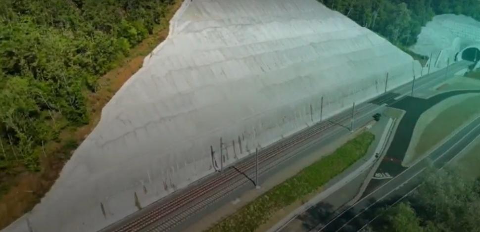 Cum arată noul tunel feroviar din România care se deschide după 8 ani de lucrări. Circulația pe un nou traseu de 13 km, inaugurată azi 990435