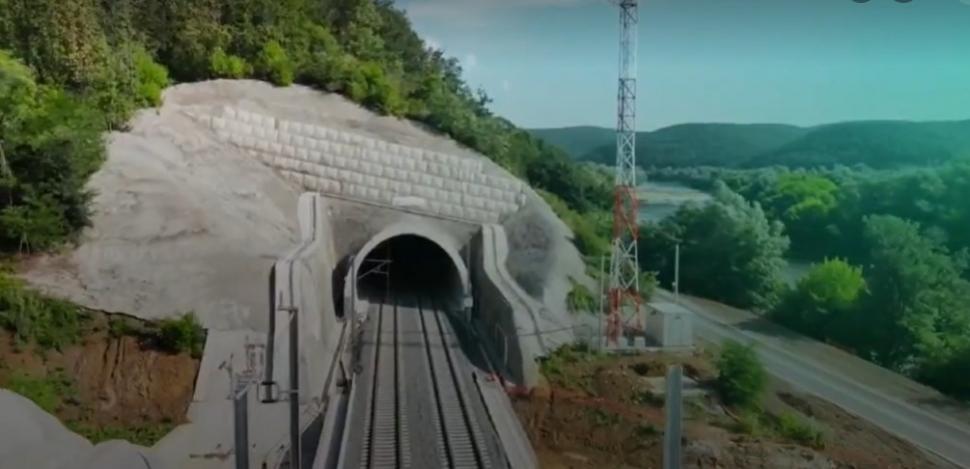 Cum arată noul tunel feroviar din România care se deschide după 8 ani de lucrări. Circulația pe un nou traseu de 13 km, inaugurată azi 990436
