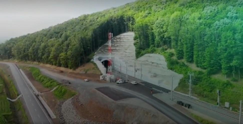 Cum arată noul tunel feroviar din România care se deschide după 8 ani de lucrări. Circulația pe un nou traseu de 13 km, inaugurată azi 990437