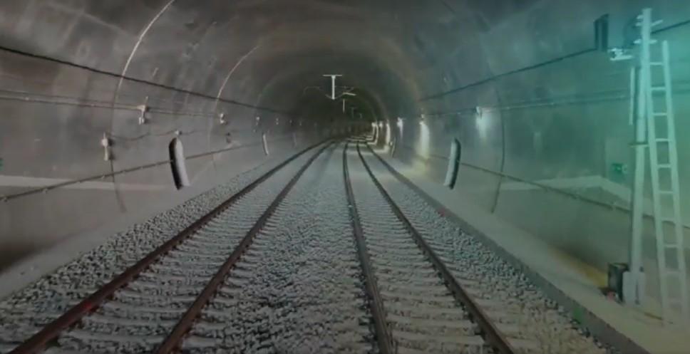 Cum arată noul tunel feroviar din România care se deschide după 8 ani de lucrări. Circulația pe un nou traseu de 13 km, inaugurată azi 990438