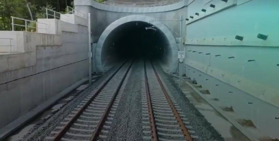 Cum arată noul tunel feroviar din România care se deschide după 8 ani de lucrări. Circulația pe un nou traseu de 13 km, inaugurată azi 990439