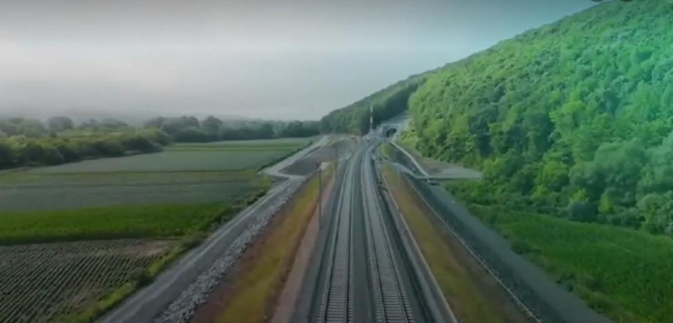Cum arată noul tunel feroviar din România care se deschide după 8 ani de lucrări. Circulația pe un nou traseu de 13 km, inaugurată azi 990440