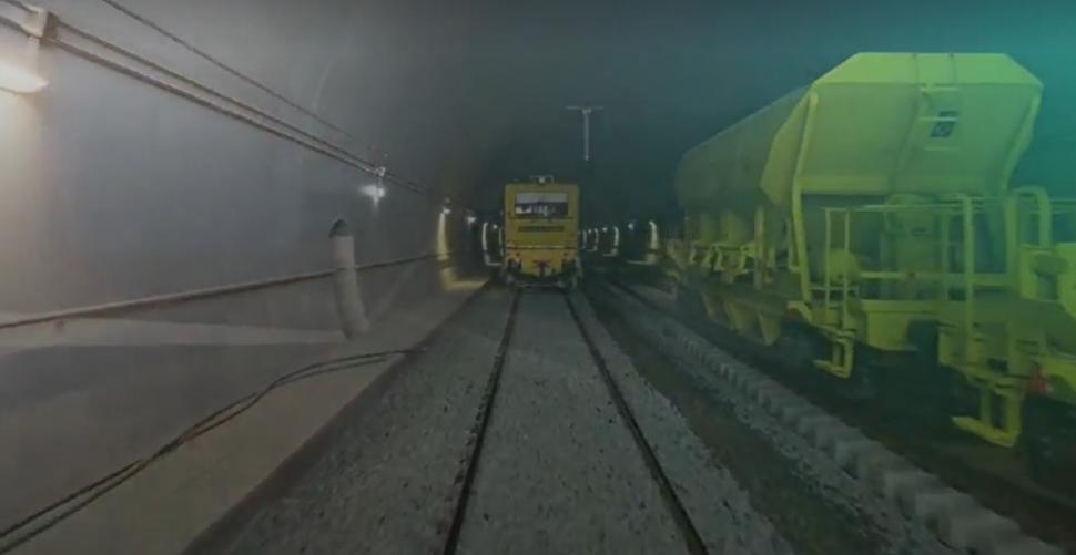 Cum arată noul tunel feroviar din România care se deschide după 8 ani de lucrări. Circulația pe un nou traseu de 13 km, inaugurată azi 990441