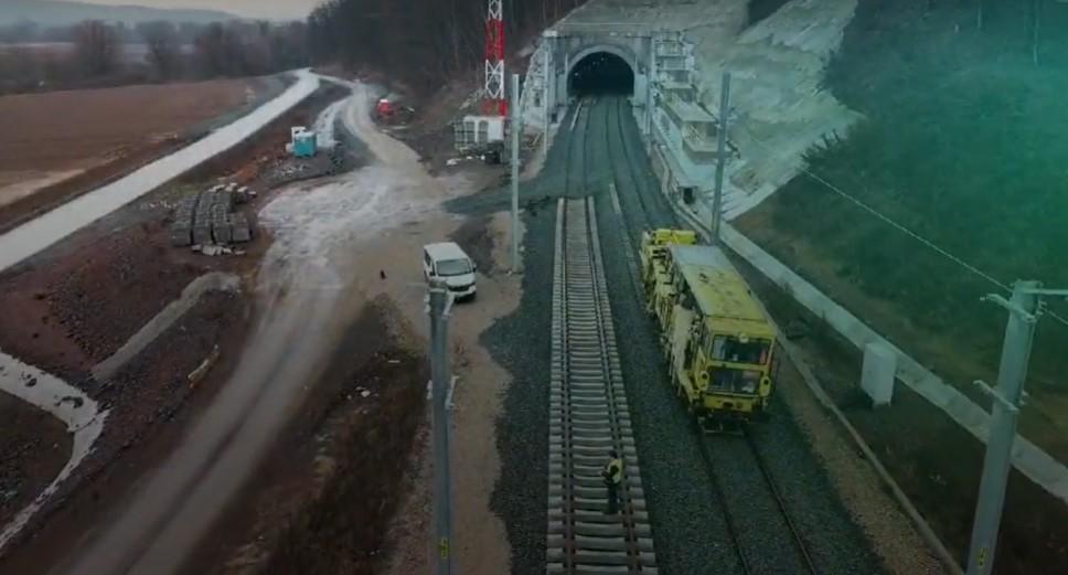 Cum arată noul tunel feroviar din România care se deschide după 8 ani de lucrări. Circulația pe un nou traseu de 13 km, inaugurată azi 990443