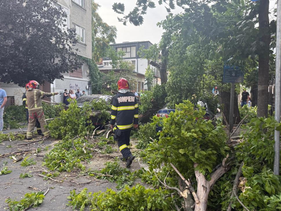 Furtună cu efect de uragan în București. O femeie din Otopeni a fost ucisă după ce bucăți din acoperișul vecin au zburat la ea în casă  990642