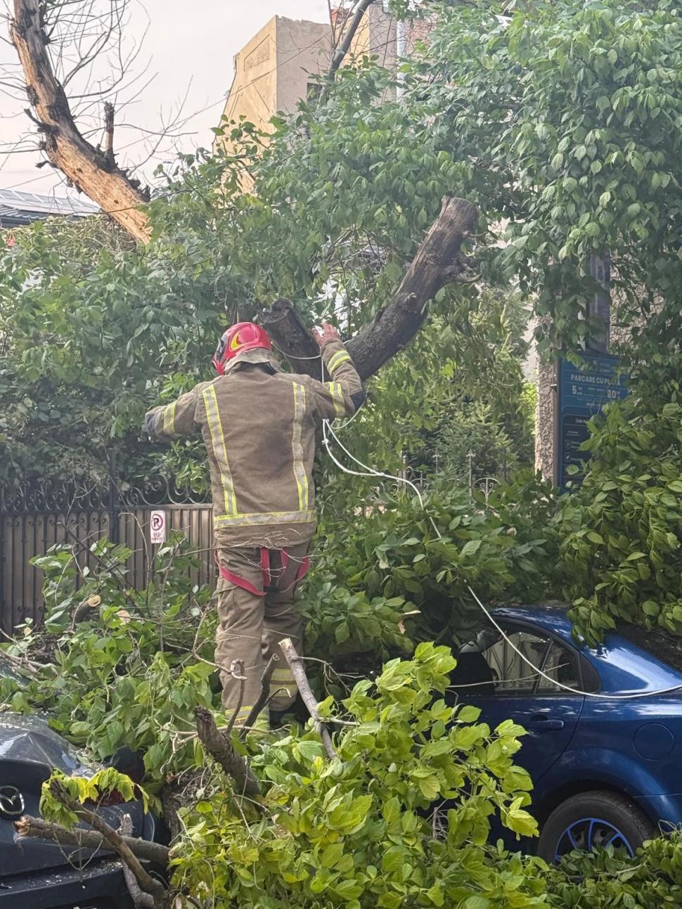 Furtună cu efect de uragan în București. O femeie din Otopeni a fost ucisă după ce bucăți din acoperișul vecin au zburat la ea în casă  990643