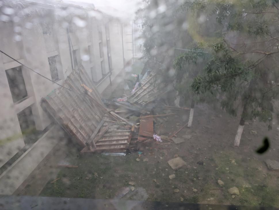 Furtună cu efect de uragan în București. O femeie din Otopeni a fost ucisă după ce bucăți din acoperișul vecin au zburat la ea în casă  990645